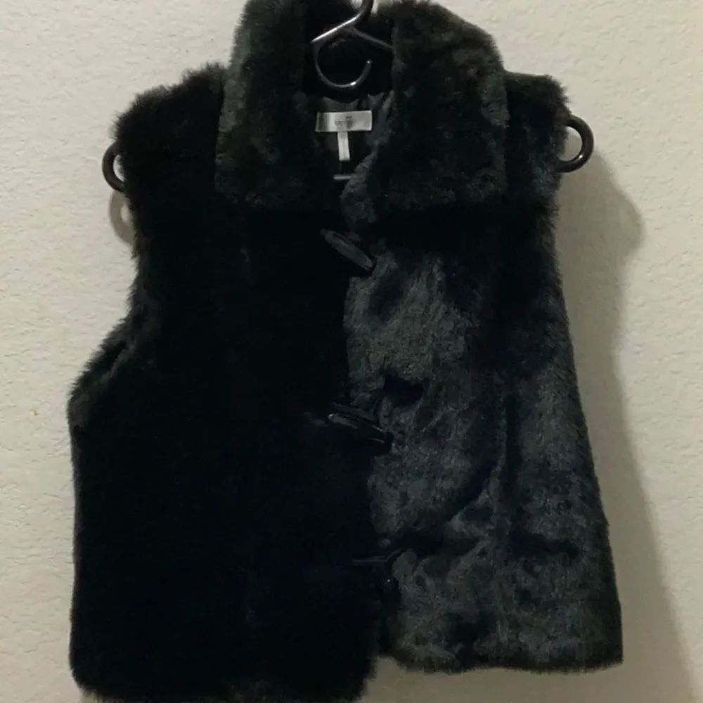 Metro 7 woman faux fur vest with 3 button closure size medium